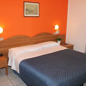 https://hotel-la-pace-milan.italymilanhotels.net